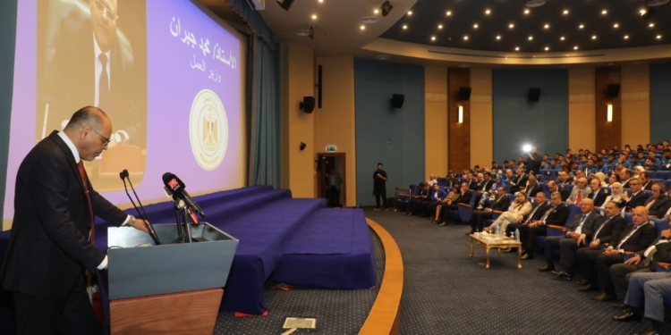 وزير العمل يُشارك بحفل تخرج الدفعة الرابعة لطلاب مدرسة السويدي للتكنولوجيا