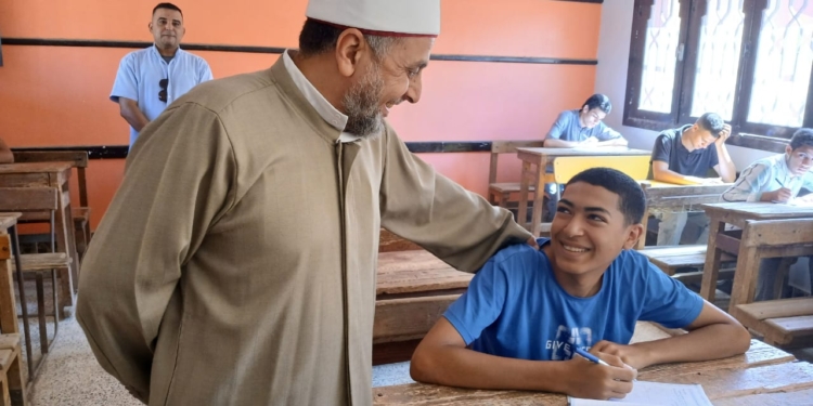 رئيس الشرقية الأزهرية يتفقد لجان منيا القمح ويؤكد على أهمية توفير المناخ التربوي للطلاب