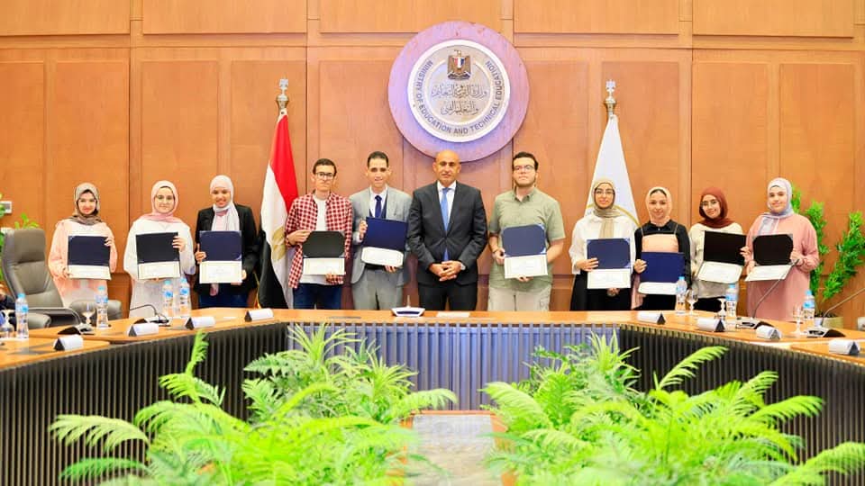 وزير التعليم خلال تكريم أوائل الثانوية العامة: مصر تضع آمالًا كبيرة عليكم