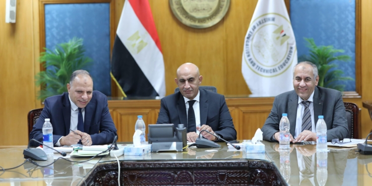 عبداللطيف: حلينا مشكلة الكثافة.. والفصل 50 طالب فقط