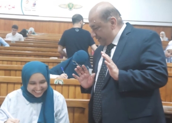 نائب رئيس جامعة القاهرة يتفقد لجان الامتحانات بكليات القطاع الطبي