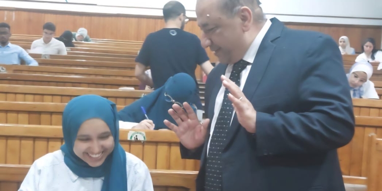 نائب رئيس جامعة القاهرة يتفقد لجان الامتحانات بكليات القطاع الطبي