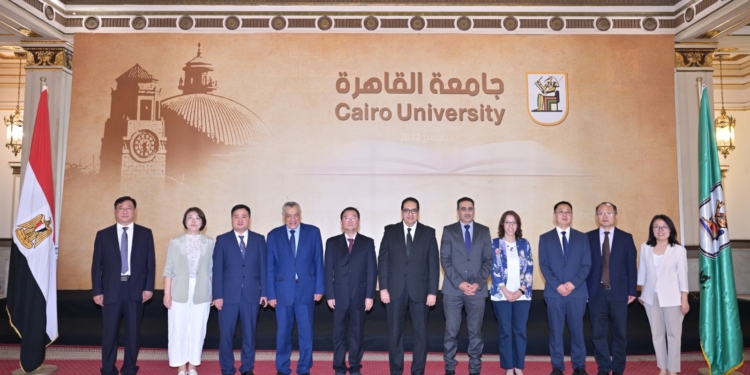 رئيس جامعة القاهرة يبحث تعزيز علاقات التعاون المشترك بين جامعتى القاهرة وشاندونغ الصينية