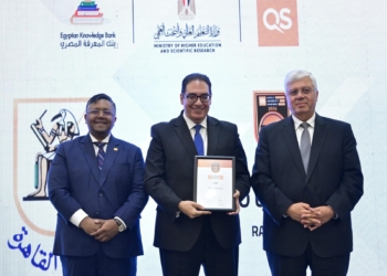 عبد الصادق يتسلم شهادة حصول جامعة القاهرة على المركز الأول في مصر بتصنيف QS الإنجليزي لعام 2025