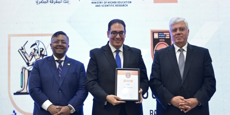 عبد الصادق يتسلم شهادة حصول جامعة القاهرة على المركز الأول في مصر بتصنيف QS الإنجليزي لعام 2025