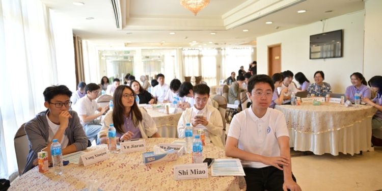 The جامعة القاهرة تنظم أول مدرسة صيفية بمشاركة طلاب من الصين، وبالتعاون مع معهد اللغات الإفريقية والآسيوية بجامعة شنغهاي للعلوم الدولية.