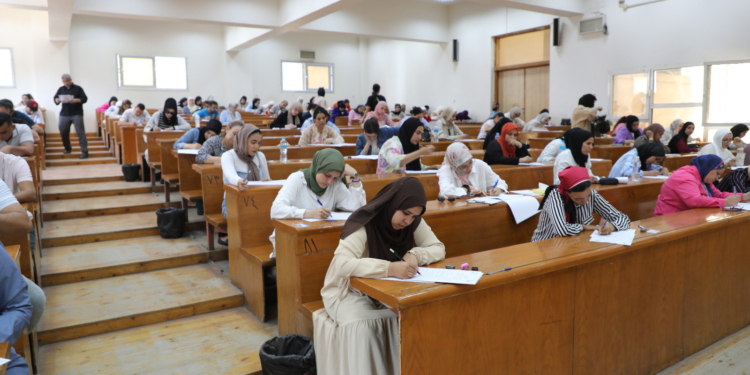 انطلاق امتحانات التعليم المدمج بجامعة القاهرة بمشاركة 30 ألف طالب وطالبة