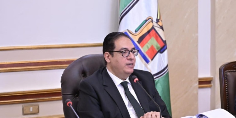 رئيس جامعة القاهرة يترأس اجتماع لجنة المنشآت الجامعية لمتابعة تنفيذ المشروعات الإنشائية الجاري تنفيذها بالجامعة