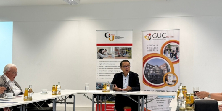 فريق هوية مصر بالجامعة الألمانية بالقاهرة يضع اللمسات النهائية لمعرض المتحف المصرى الكبير ببرلين 