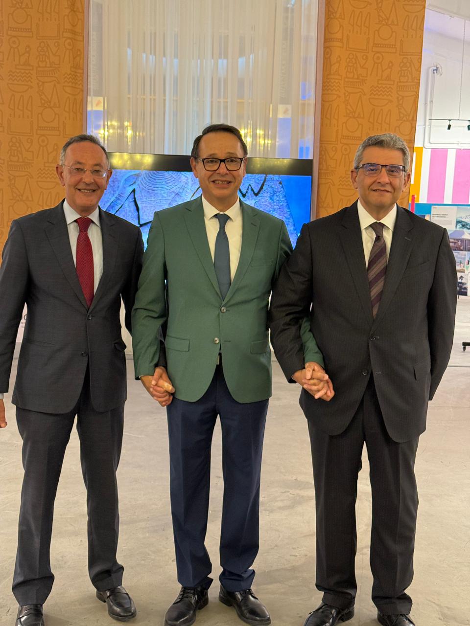 الدكتور أشرف منصور، رئيس مجلس أمناء الجامعة الألمانية بالقاهرة (GUC) والجامعة الألمانية الدولية (GIU) بالعاصمة الإدارية الجديدة يتوسط السفير محمد البدري، السفير المصري لدى جمهورية ألمانيا الاتحادية والدكتور أحمد غنيم الرئيس التنفيذي لهيئة المتحف المصري الكبير