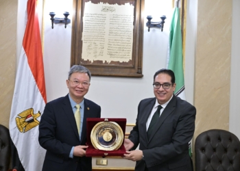 رئيس جامعة القاهرة يستقبل وفد الجمعية الصينية للتعليم العالي لبحث آفاق التعاون الأكاديمي والبحثي