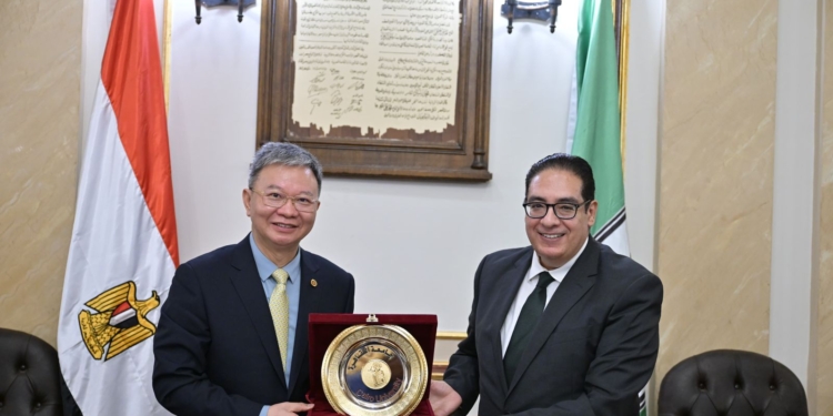 رئيس جامعة القاهرة يستقبل وفد الجمعية الصينية للتعليم العالي لبحث آفاق التعاون الأكاديمي والبحثي