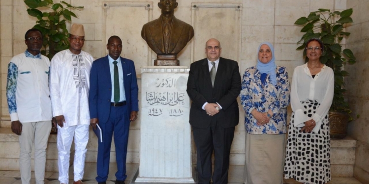 سفير كوت ديفوار يزور قصر العينى لبحث إطلاق البرنامج الفرنسي الطبي “KAF”
