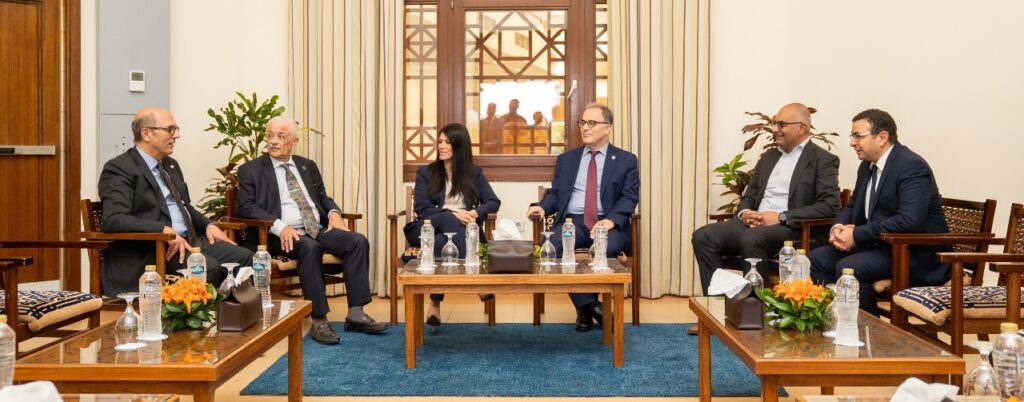 مدير الجامعة الامريكية مع اعضاء معمل عبد اللطيف جميل 