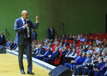 لتحويله فصل تعليمي لمكتب.. محافظ المنيا ينفعل على مدير مدرسة: “مش تكية”