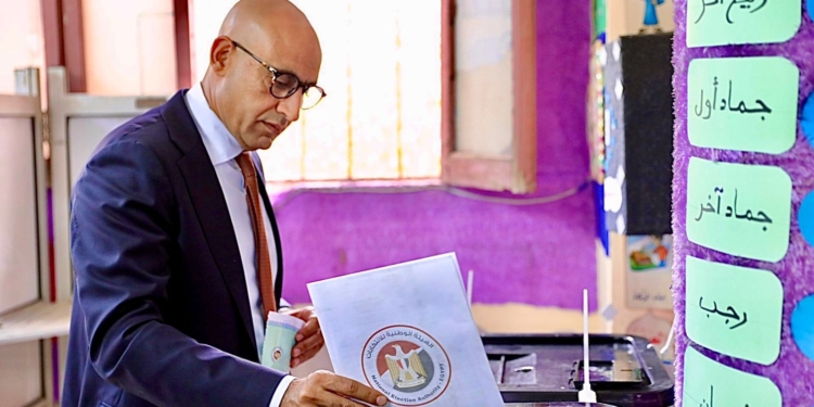 وزير التعليم يدلي بصوته بانتخابات مجلس الشيوخ 2025