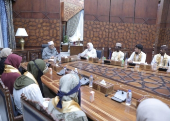 شيخ الأزهر يستقبل طلاب "مدرسة الإمام الطيب" ويسترجع معهم ذكرياته في "كُتَّاب القرية"