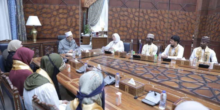 شيخ الأزهر يستقبل طلاب "مدرسة الإمام الطيب" ويسترجع معهم ذكرياته في "كُتَّاب القرية"