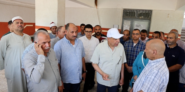 لتحويله فصل تعليمي لمكتب.. محافظ المنيا ينفعل على مدير مدرسة: "مش تكية"