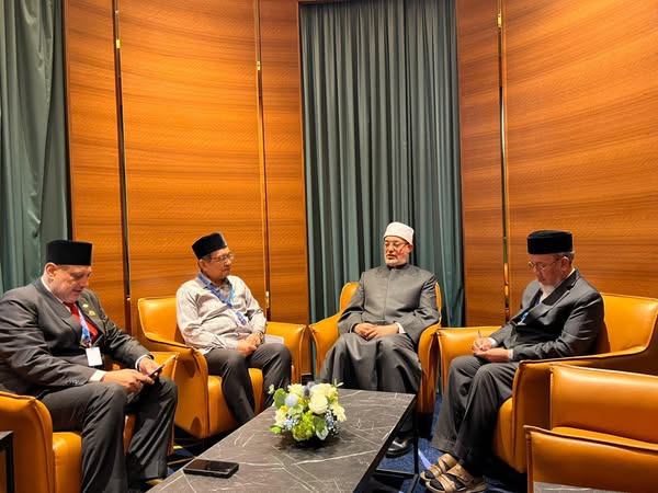مفتي الجمهورية يلتقي بقيادات المنظمة العالمية لخريجي الأزهر بماليزيا.. ويثمن جهودهم في نشر الفكر الوسطي
