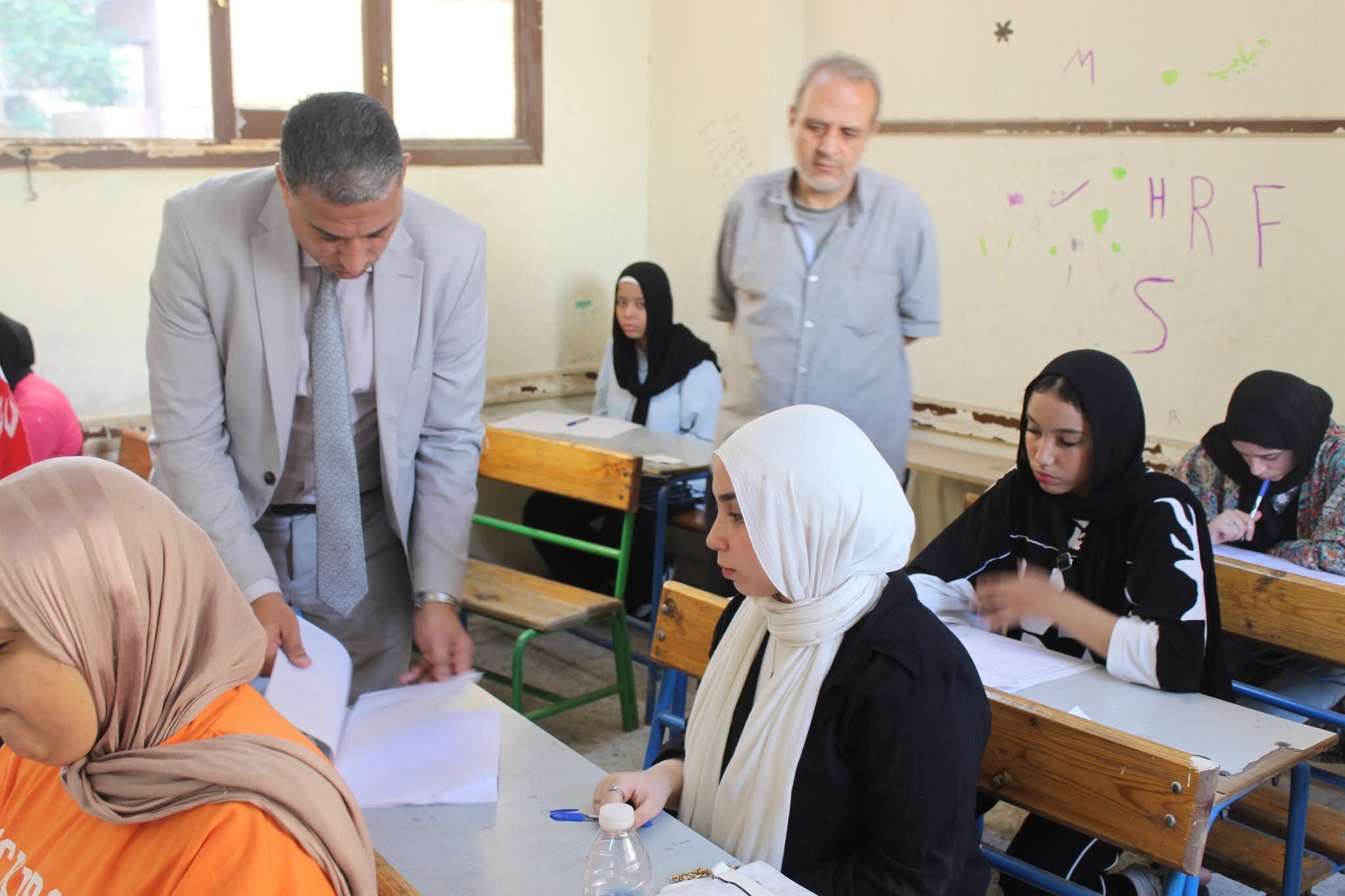 إحالة مراقبين وملاحظين للتحقيق بامتحانات الشهادة الإعدادية الدور الثاني بالجيزة 