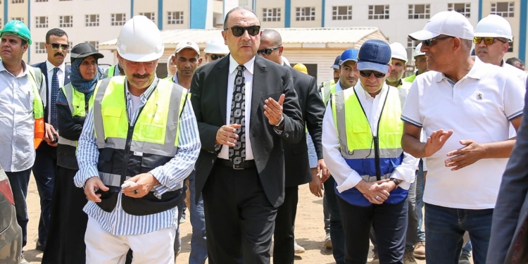 وزير قطاع الأعمال يتفقد مشروع إنشاء مجمع مدارس بالجيزة ويؤكد جاهزيتها للعام الجديد
