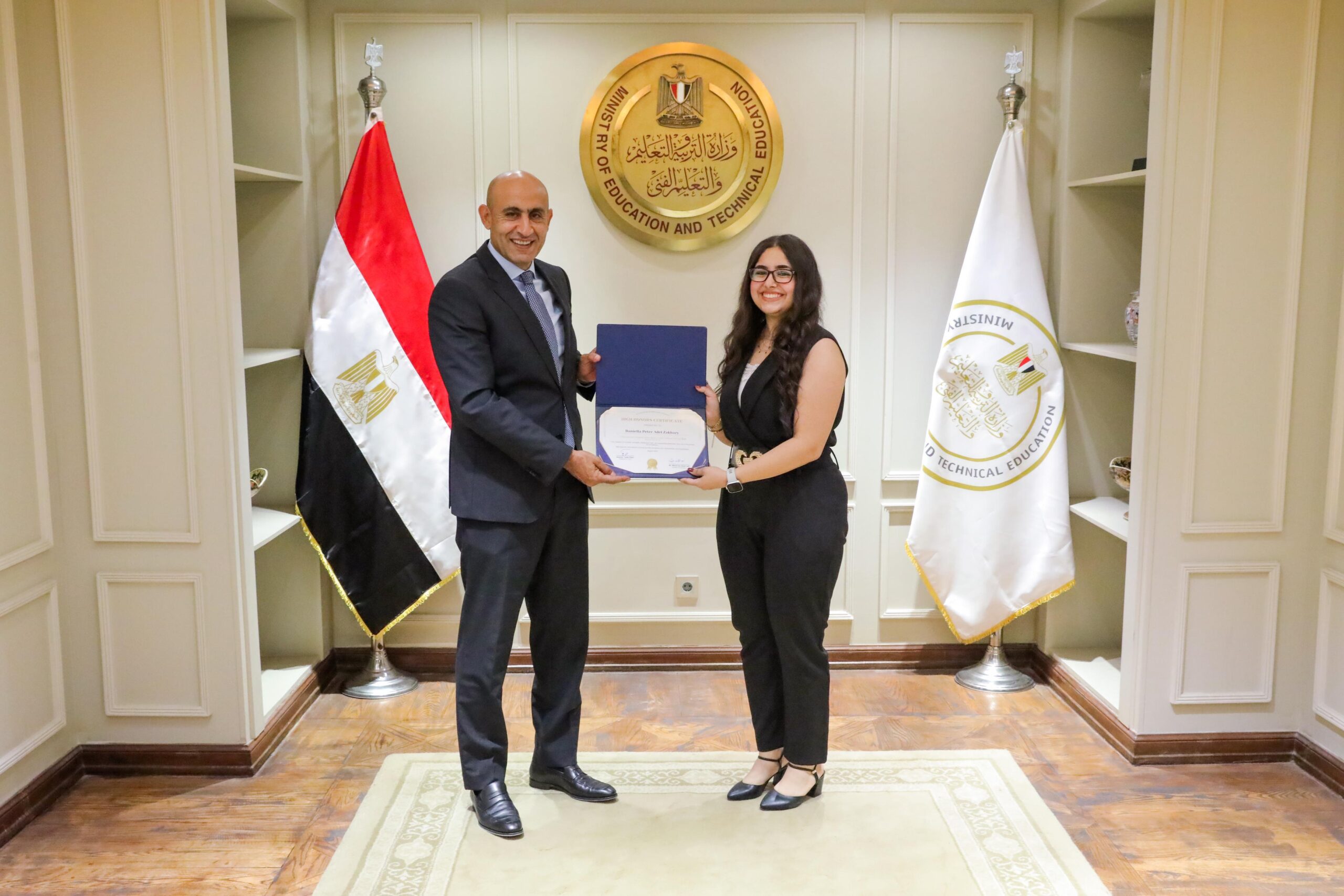 وزير التعليم يكرم الطلاب أوائل مدارس النيل المصرية الدولية «صور»