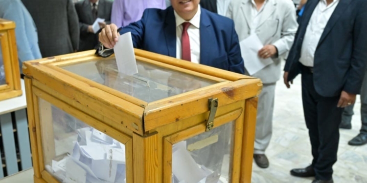 رئيس جامعة القاهرة يشارك في التصويت بانتخابات صندوق الزمالة ويؤكد تعظيم موارده وتطوير خدماته