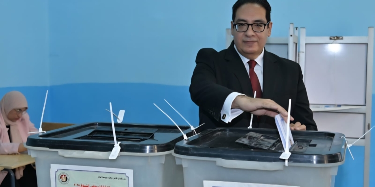 رئيس جامعة القاهرة يدلي بصوته في انتخابات مجلس الشيوخ 2025