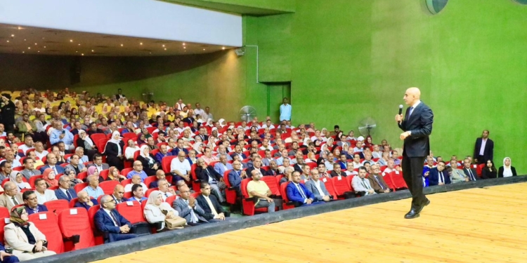 «عبداللطيف» يوجه بعدم منح أي طالب درجات دون الالتزام بالحضور