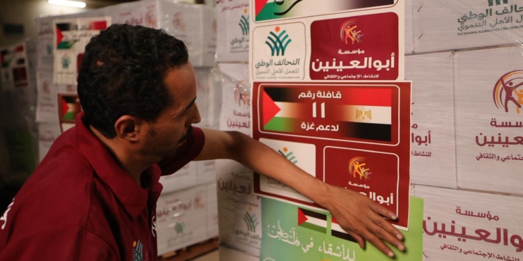 مئات المتطوعين بمؤسسة أبو العينين يواصلون تجهيز القافلة 11 إلى غزة