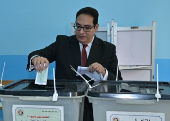 رئيس جامعة القاهرة يدلي بصوته في انتخابات مجلس الشيوخ 2025