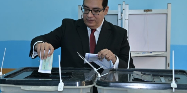 رئيس جامعة القاهرة يدلي بصوته في انتخابات مجلس الشيوخ 2025