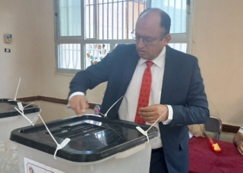 رئيس جامعة حلوان يدلي بصوته في انتخابات مجلس الشيوخ ويدعو إلى المشاركة الفعالة