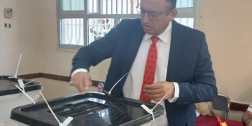 رئيس جامعة حلوان يدلي بصوته في انتخابات مجلس الشيوخ ويدعو إلى المشاركة الفعالة