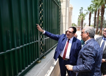 رئيس جامعة القاهرة يتفقد أعمال الترميم والصيانة لسور الحرم الجامعي