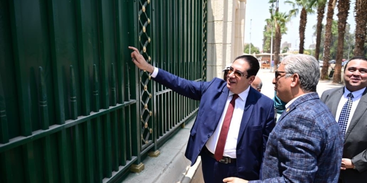 رئيس جامعة القاهرة يتفقد أعمال الترميم والصيانة لسور الحرم الجامعي