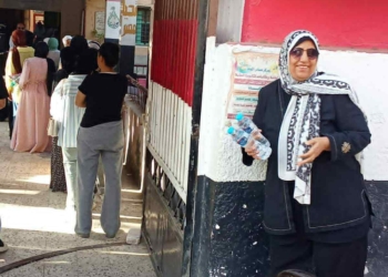 لرسم البهجة.. مياه وشوكولاتة وورود لطلاب الثانوية العامة قبل امتحان الدور الثاني