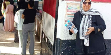 لرسم البهجة.. مياه وشوكولاتة وورود لطلاب الثانوية العامة قبل امتحان الدور الثاني