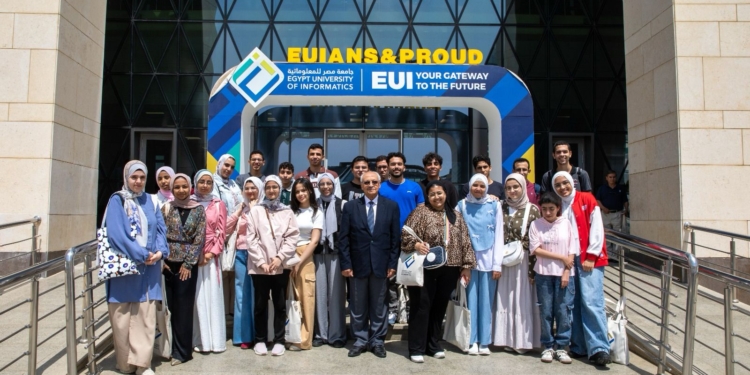 القائم بأعمال رئيس جامعة مصر للمعلوماتية يلتقي أوائل الثانوية العامة