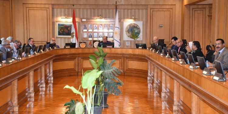 رئيس جامعة حلوان مطالبا بدعمه: المجمع الطبي سيخدم 8 مليون نسمة