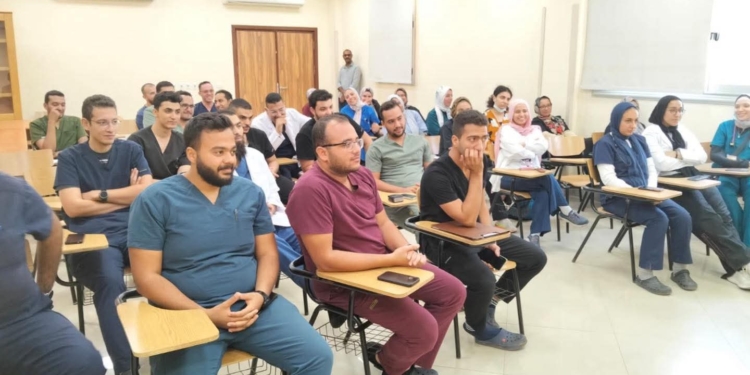 جامعة حلوان تضع خطة لدعم الأطباء المقيمين وتطوير بيئة العمل الطبية