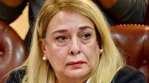 لحظة صدق بقلم الهام ابو الفتح.. كم ثقبًا لم يُكتشف بعد؟