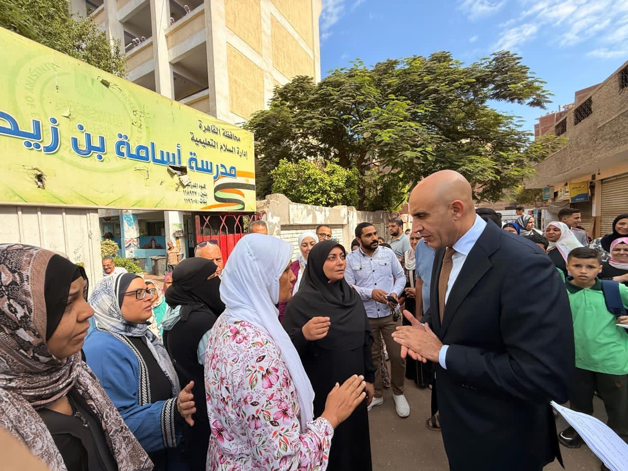 من الفصول لمخازن الكتب.. وزير التعليم يفتش المدارس في أول أيام الدراسة