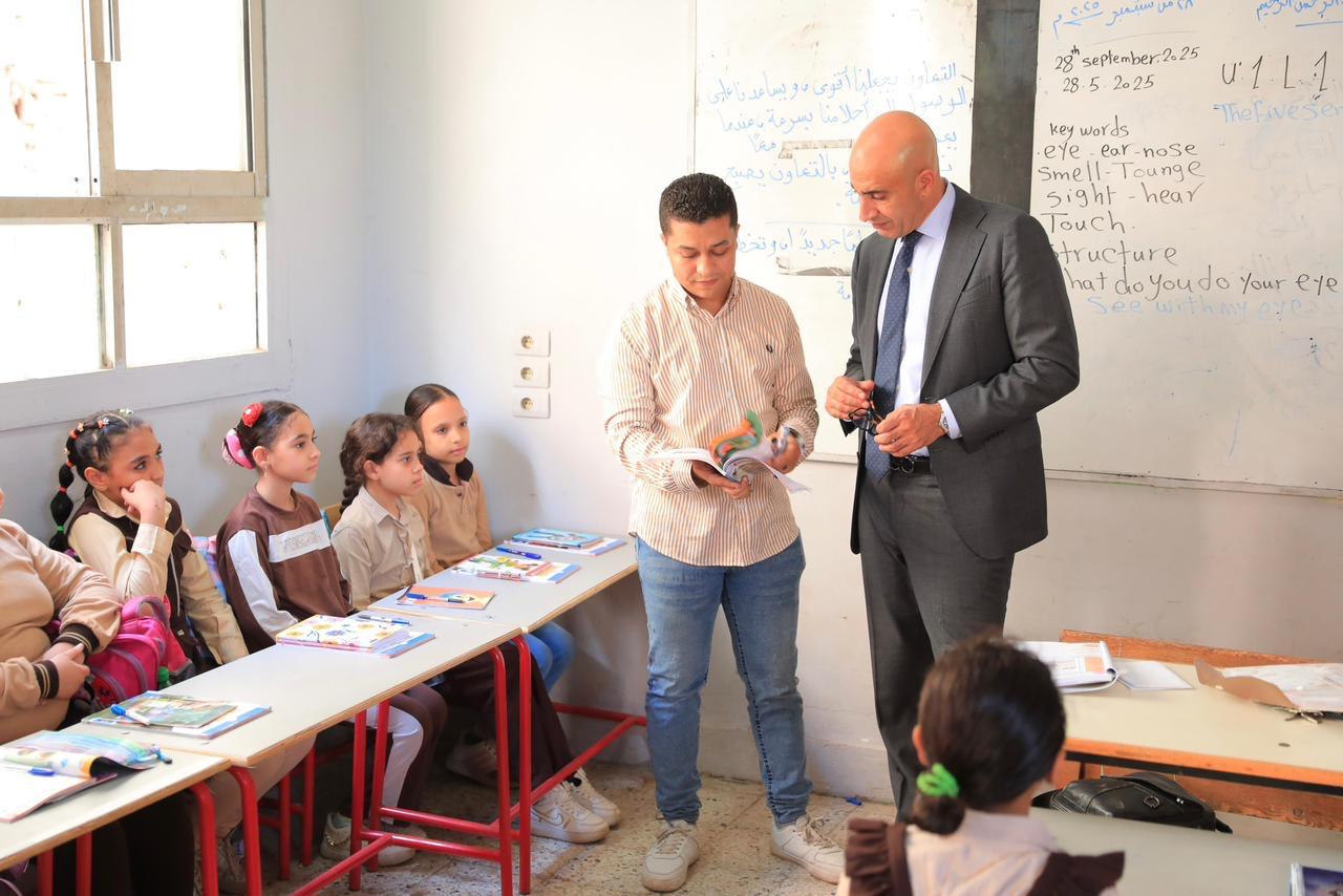 "عبداللطيف" يتابع مستوى التحصيل الدراسي للطلاب.. ويؤكد أهمية مادة البرمجة
