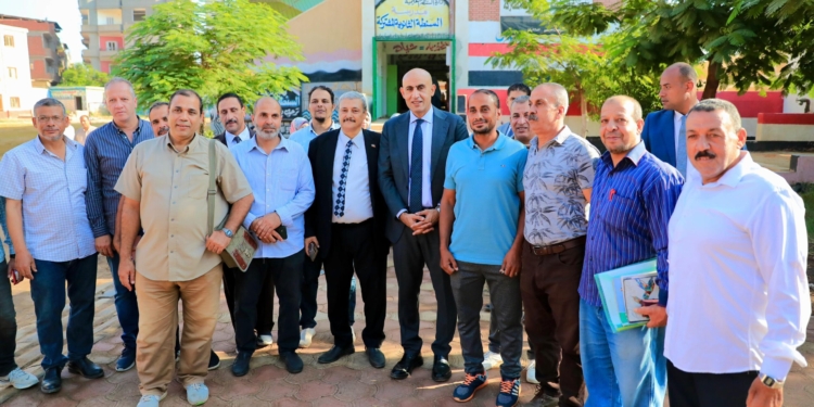 "عبداللطيف" يتابع مستوى التحصيل الدراسي للطلاب.. ويؤكد أهمية مادة البرمجة