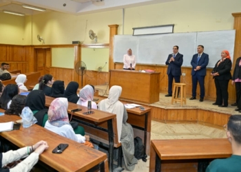 رئيس جامعة القاهرة يتابع انتظام الدراسة بهندسة وتجارة وطب الأسنان بفرع الشيخ زايد