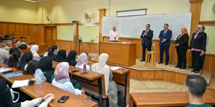 رئيس جامعة القاهرة يتابع انتظام الدراسة بهندسة وتجارة وطب الأسنان بفرع الشيخ زايد