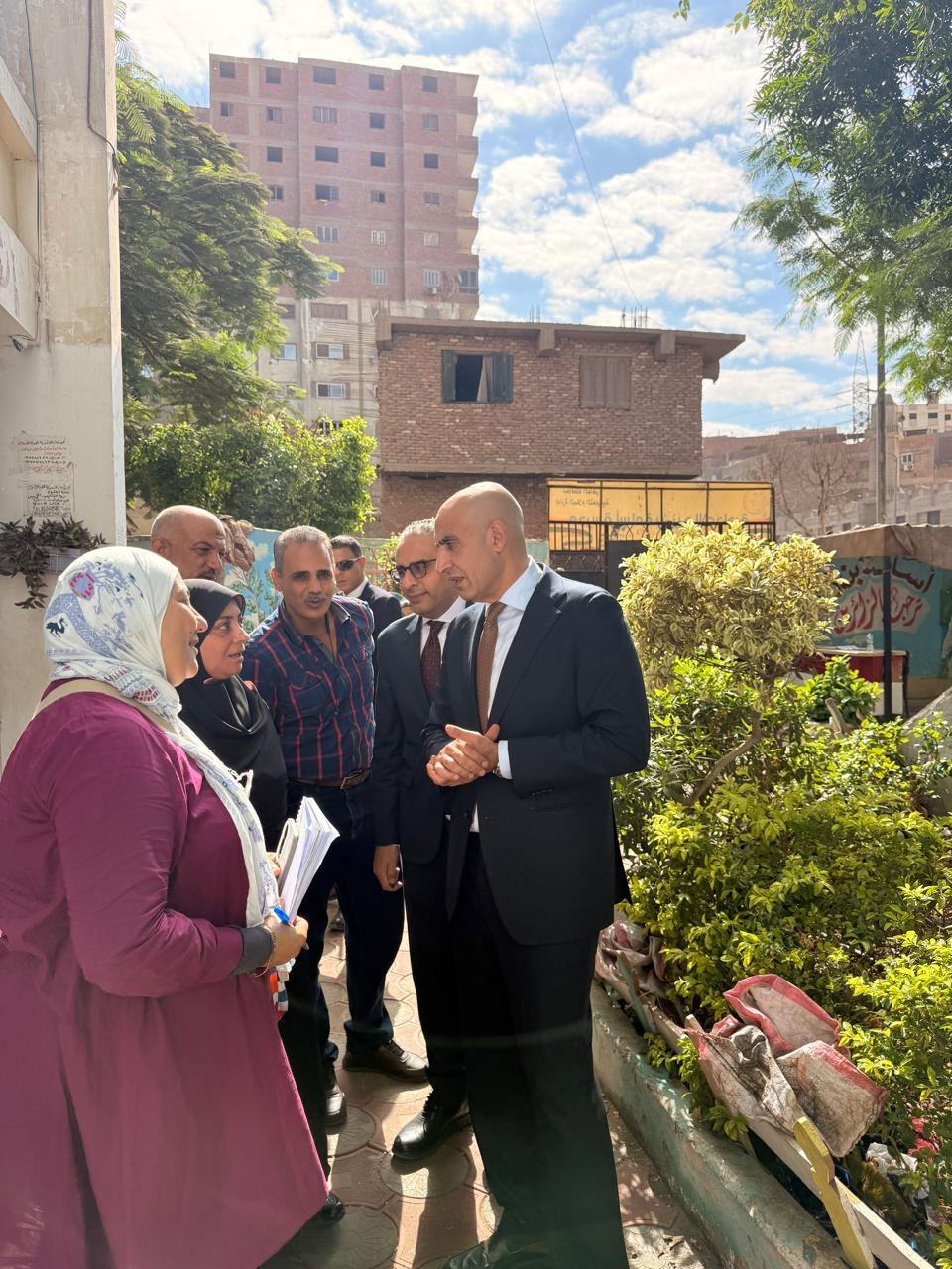 “عبداللطيف” يلتقي أولياء الأمور ويراجع مخازن الكتب المدرسية للتأكد من سليمها للطلاب