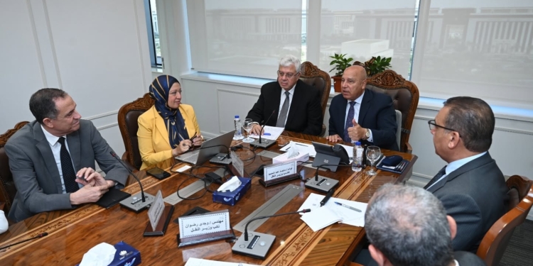 اجتماع مشترك بين كامل الوزير وعاشور لمتابعة خطوات إنشاء جامعة النقل المصرية